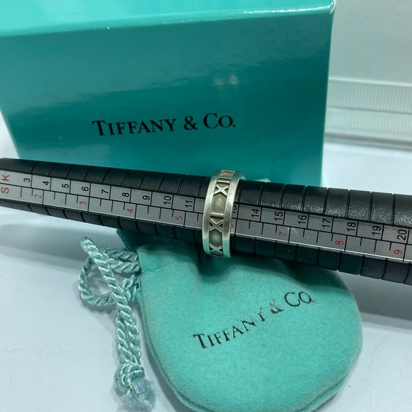 - Tiffany and Co. Atlas Ring size6 in silver 925. Comes with pouch and box. - Picture 5 of 14